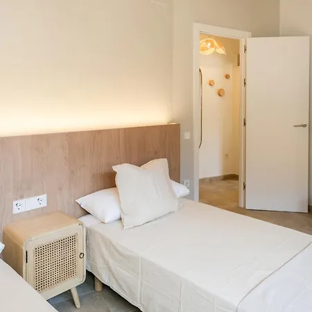 Latic Del Portalet Vistas Al Puente De Apartment Besalu